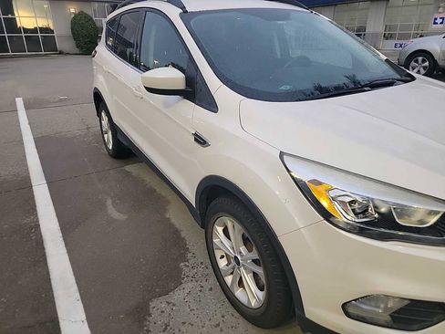 Used 2018 Ford Escape SEL FWD image 3
