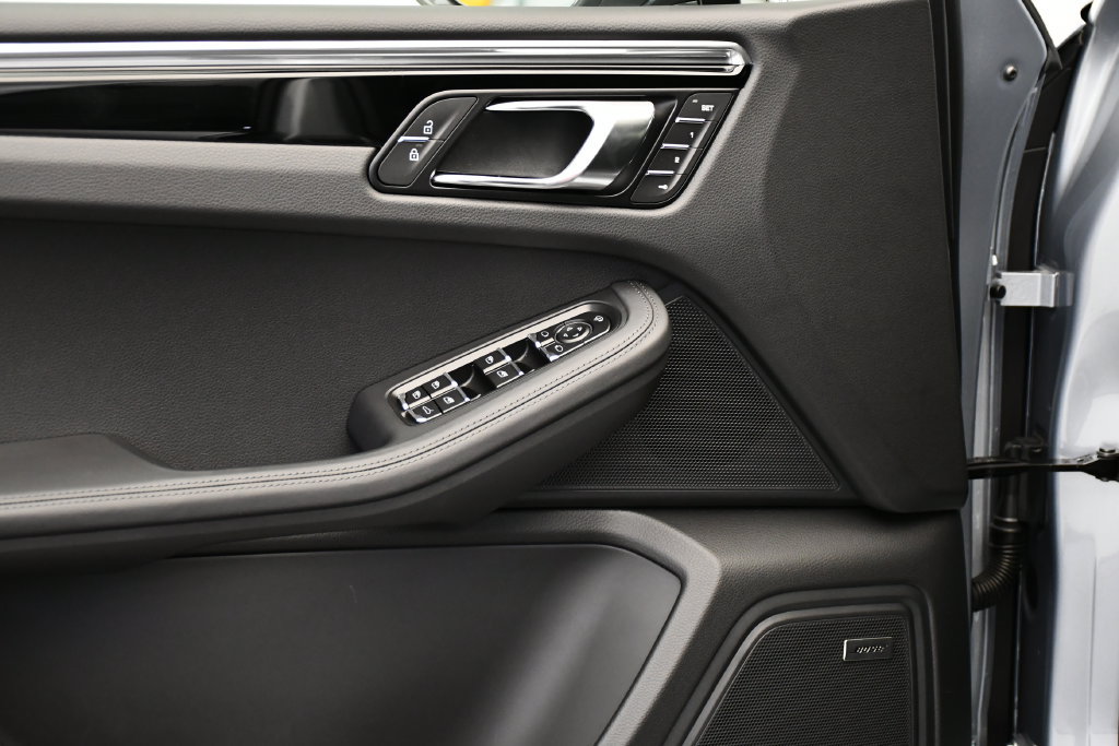 Certified 2026 Porsche Macan Turbo AWD/4WD image 36