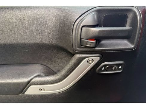 Used 2014 Jeep Wrangler Unlimited Rubicon w/ Connectivity Group AWD/4WD image 13