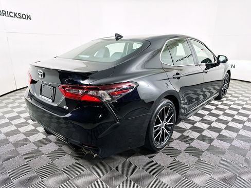 Used 2024 Toyota Camry SE image 3