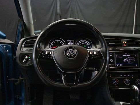 Used 2018 Volkswagen Golf S image 21