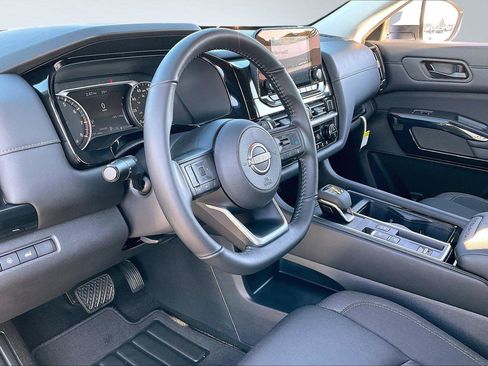 Used 2025 Nissan Pathfinder SV w/ SV Premium Package image 14