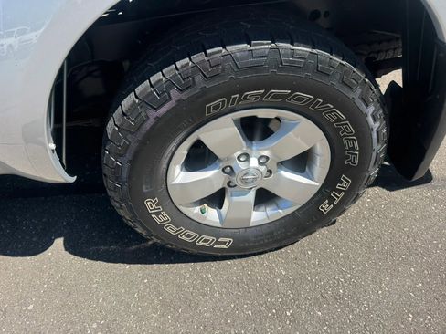 Used 2011 Nissan Frontier SV w/ SV Premium Utility Pkg AWD/4WD image 12
