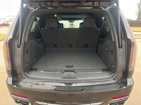 Used 2025 Cadillac Escalade ESV V w/ LPO, ONYX Package image 47