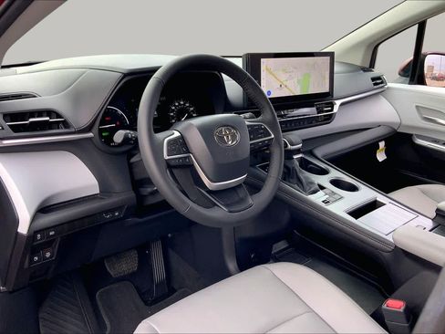Certified 2026 Toyota Sienna XLE FWD image 17
