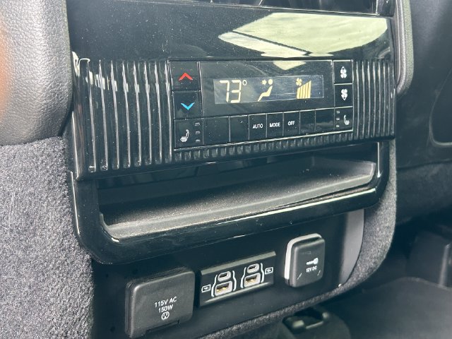 Used 2024 Jeep Wagoneer Series III AWD/4WD image 31