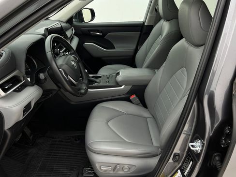 Used 2023 Toyota Highlander XLE image 11
