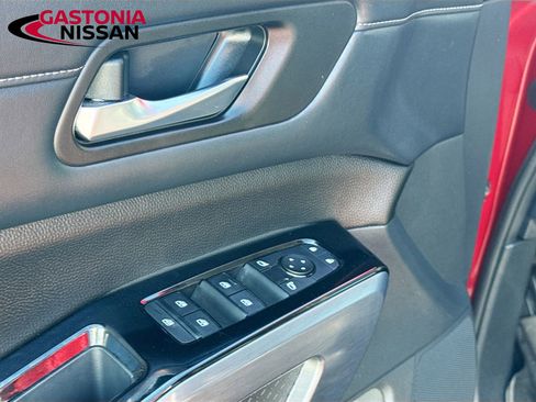 Used 2023 Nissan Pathfinder SL image 23