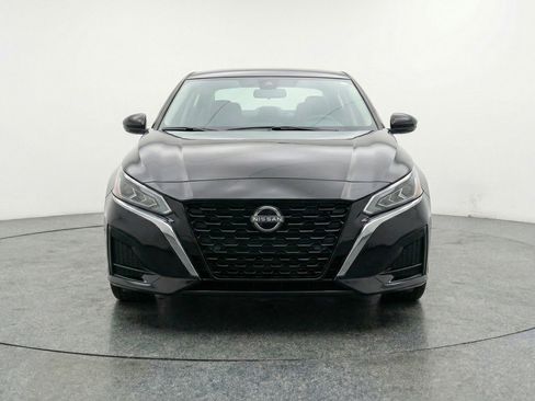 Used 2025 Nissan Altima 2.5 SV FWD image 2