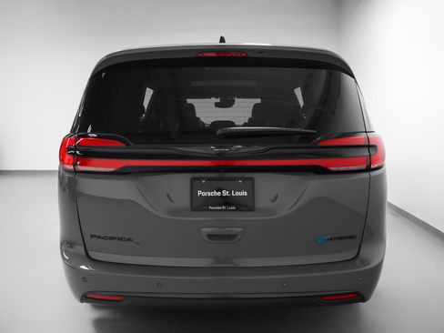 Used 2023 Chrysler Pacifica Limited w/ S Appearance Package FWD image 11