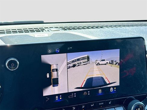 Used 2024 Chevrolet Colorado Z71 w/ Z71 Convenience Package 2 image 17