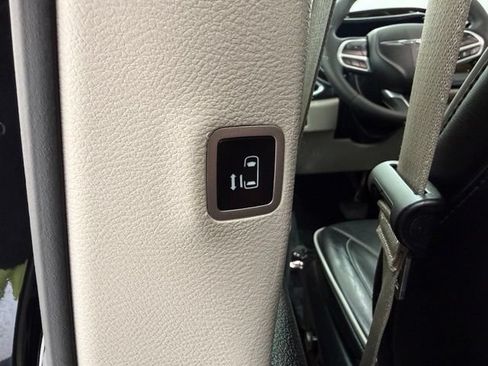 Used 2023 Chrysler Pacifica Limited FWD image 22