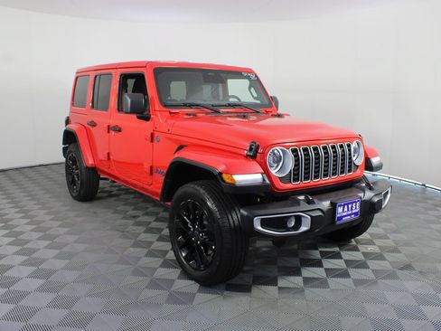Used 2025 Jeep Wrangler Unlimited Sahara w/ Safety Group AWD/4WD image 24