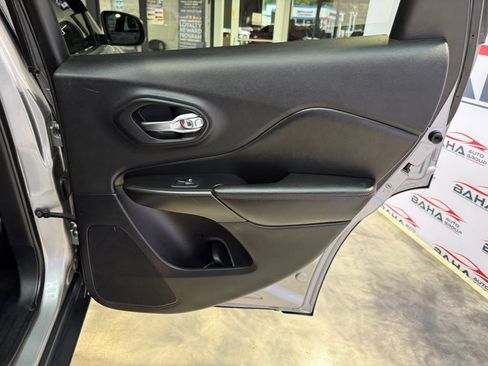 Used 2020 Jeep Cherokee Trailhawk AWD/4WD image 50