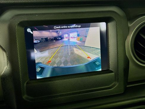 Used 2021 Jeep Gladiator Willys image 16