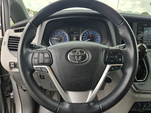 Used 2018 Toyota Sienna XLE w/ XLE Navigation Package FWD image 22