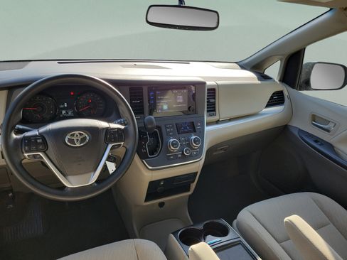 Used 2017 Toyota Sienna LE FWD image 17