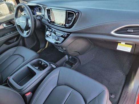 New 2026 Chrysler Pacifica Select AWD/4WD image 25