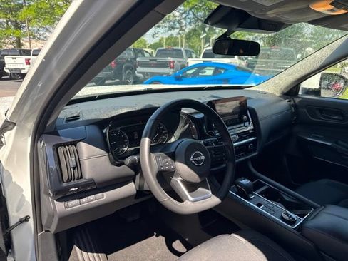 Used 2025 Nissan Pathfinder SV AWD/4WD image 9