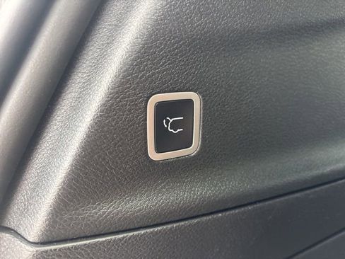 Used 2024 Chrysler Pacifica Select image 9