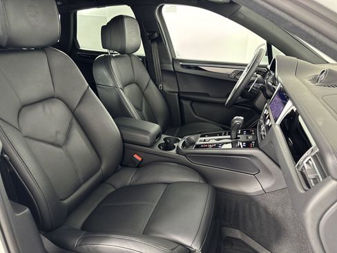 Certified 2025 Porsche Macan image 30