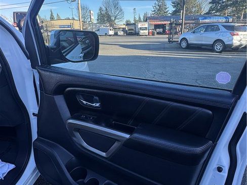 Used 2015 Nissan Armada Platinum image 32