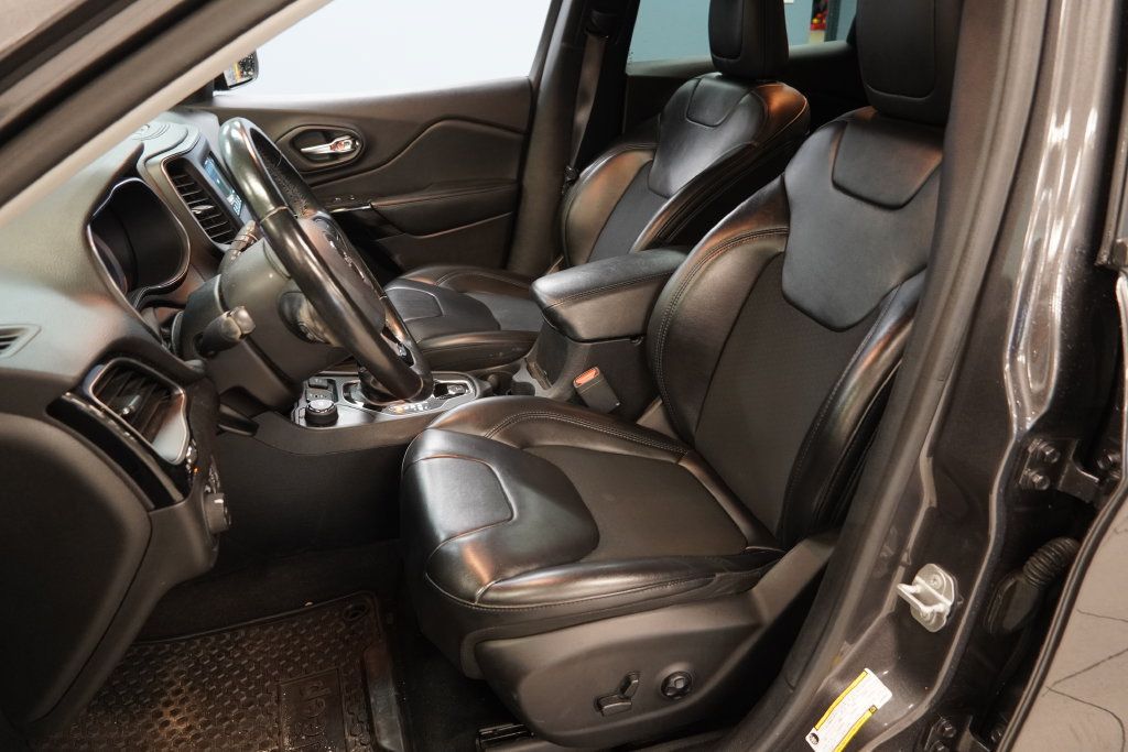 Used 2019 Jeep Cherokee Latitude Plus AWD/4WD image 3