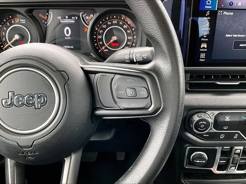 Used 2025 Jeep Gladiator Sport AWD/4WD image 7