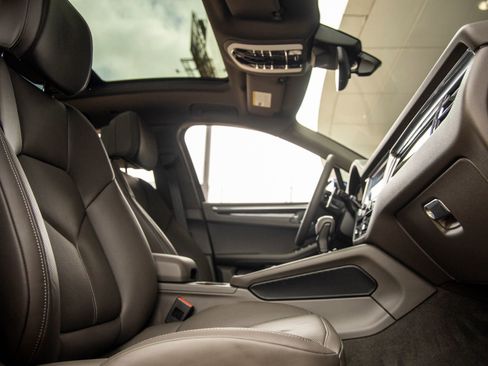 Certified 2025 Porsche Macan image 49