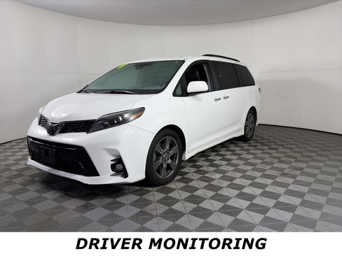 Used 2018 Toyota Sienna SE image 3