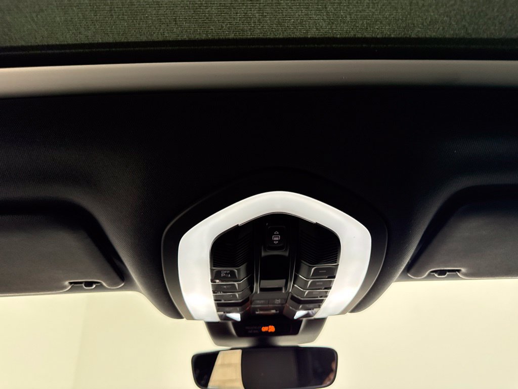 Certified 2024 Porsche Macan AWD/4WD image 32