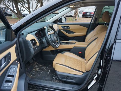 Used 2023 Nissan Rogue Platinum image 2