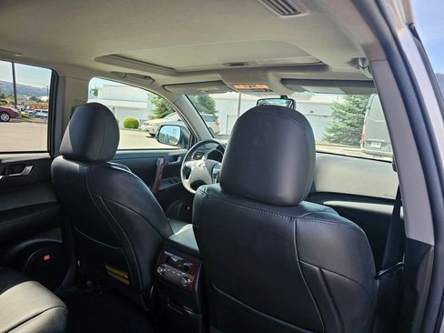 Used 2011 Toyota Highlander Limited w/ Tow Pkg AWD/4WD image 12