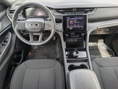 Used 2025 Jeep Grand Cherokee Laredo RWD image 6