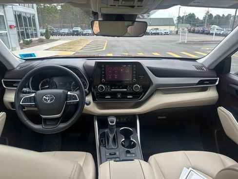 Used 2022 Toyota Highlander XLE image 12