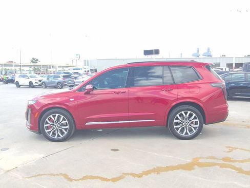 Used 2023 Cadillac XT6 Sport w/ Technology Package AWD/4WD image 3