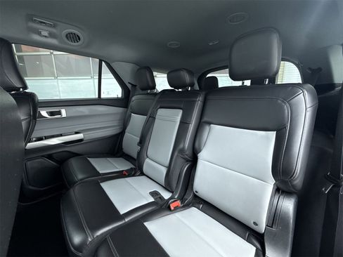 Used 2022 Ford Explorer XLT w/ Equipment Group 202A image 30