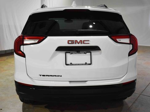 Used 2024 GMC Terrain SLE w/ Driver Convenience Package image 8
