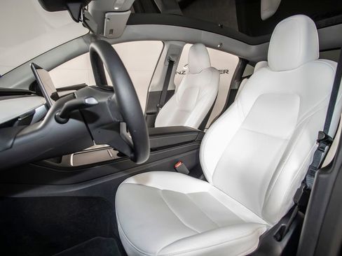 Used 2025 Tesla Model Y Long Range image 17