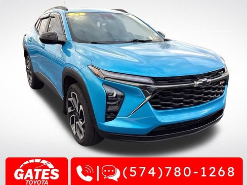 Used 2025 Chevrolet Trax RS w/ Driver Confidence Package FWD image 1