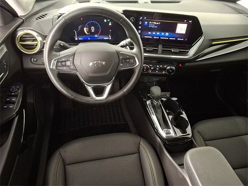 Used 2025 Chevrolet Trax ACTIV w/ Driver Confidence Package image 2