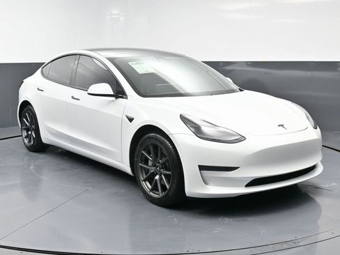 Used 2021 Tesla Model 3 Standard Range Plus image 2