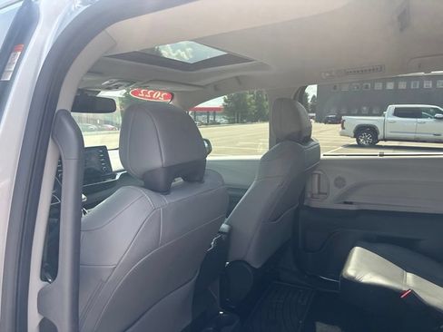 Used 2022 Toyota Sienna XLE FWD image 17