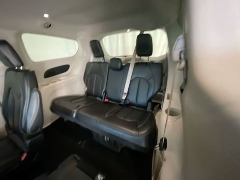 Used 2023 Chrysler Pacifica Touring-L FWD image 22