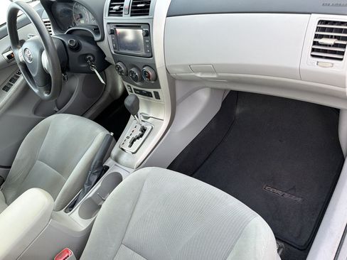 Used 2013 Toyota Corolla LE FWD image 32