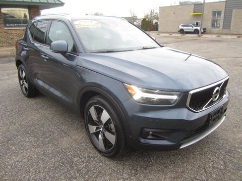 Used 2021 Volvo XC40 T5 Momentum image 2