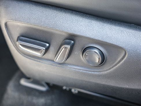 Certified 2025 Toyota Highlander XLE FWD image 13