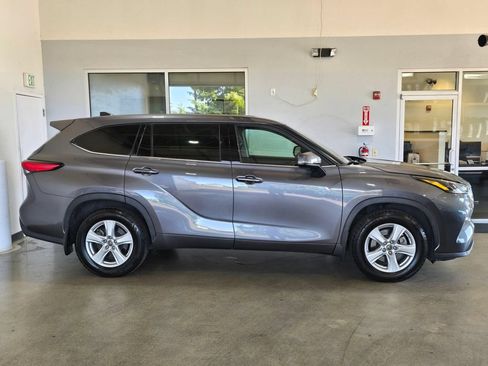 Used 2022 Toyota Highlander LE AWD/4WD image 4