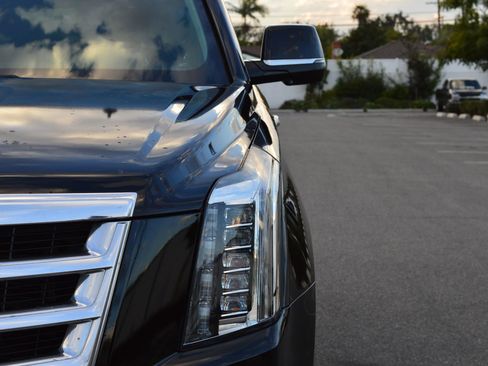 Used 2017 Cadillac Escalade Premium Luxury image 14