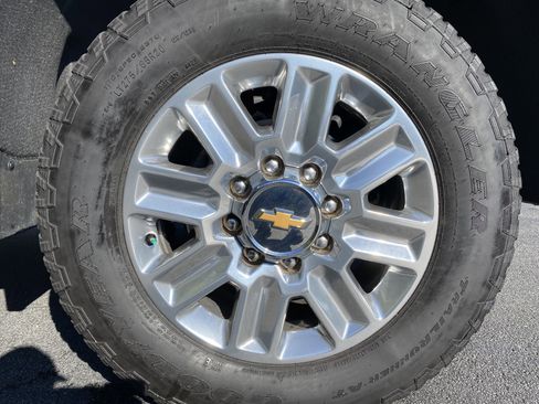 Used 2024 Chevrolet Silverado 2500 High Country w/ High Country Premium Package image 14